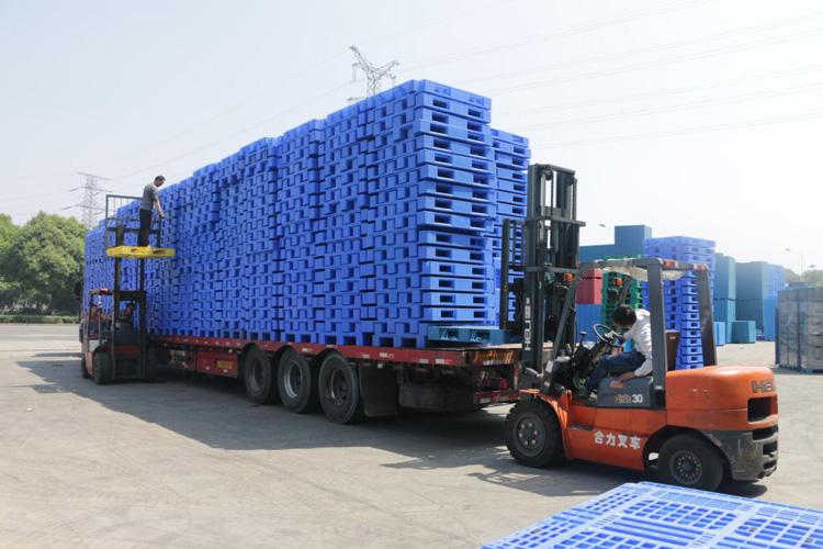 網(wǎng)格塑料托盤(pán)怎么選？注塑VS吹塑誰(shuí)更優(yōu)？